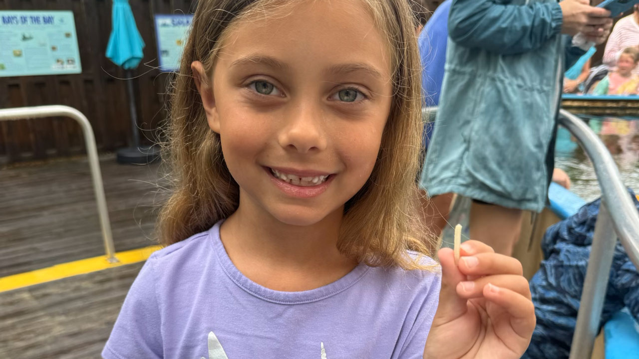 olivia holds stingray plate